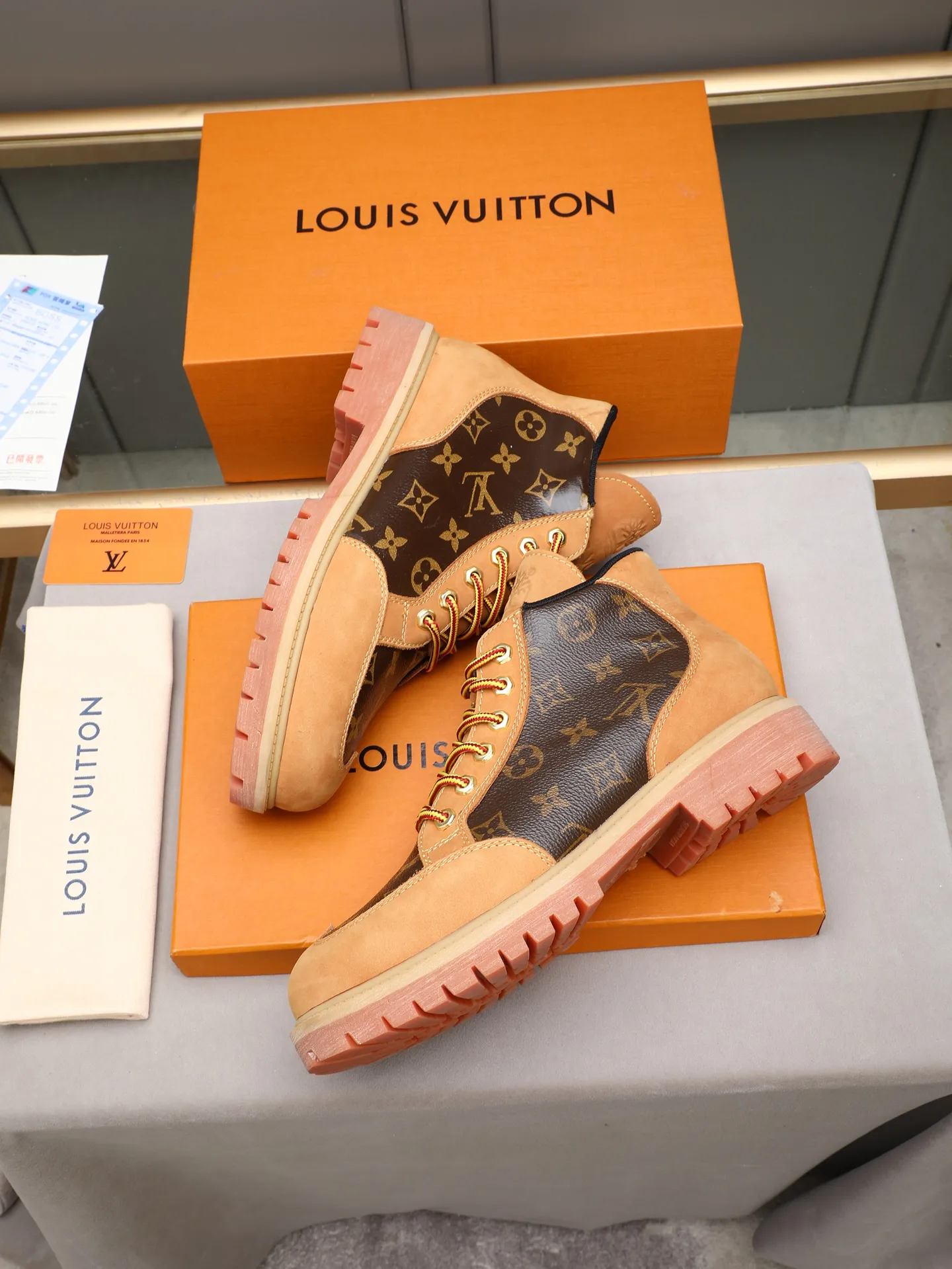 PP460 LOUIS VUITTON ss25 LV donkey brand new thick-soled lace-up big-toe shoes men's casual shoes high-top short boots. These boots are crafted from top-grain calf leather for a lightweight and comfortable fit. The thick EVA outsole is embellished with eye-catching ridges, and the trendy attitude of being both strong and soft makes it an everyday choice. ✔Upper: imported first-layer cowhide ✔Inner lining: sheep lining ✔Outsole: original molded outsole Size: 38-44 (45 customized)